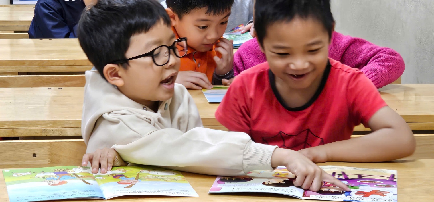 A group of children reading a book

AI-generated content may be incorrect.