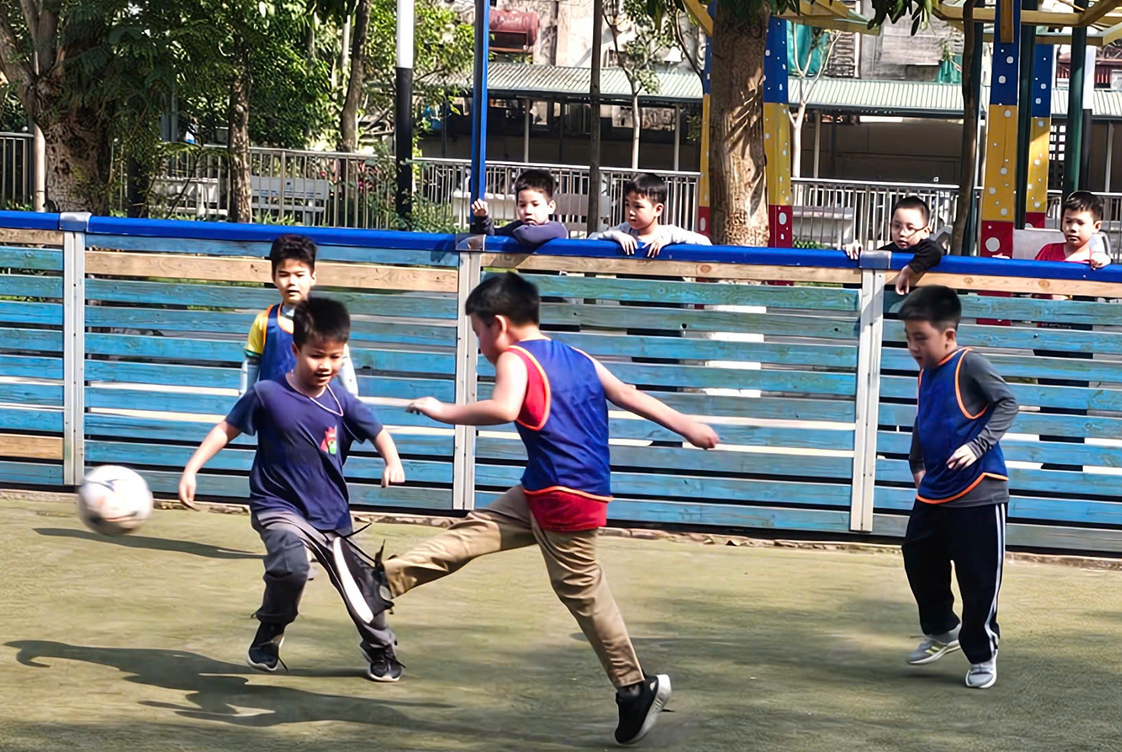 A group of kids playing football

AI-generated content may be incorrect.