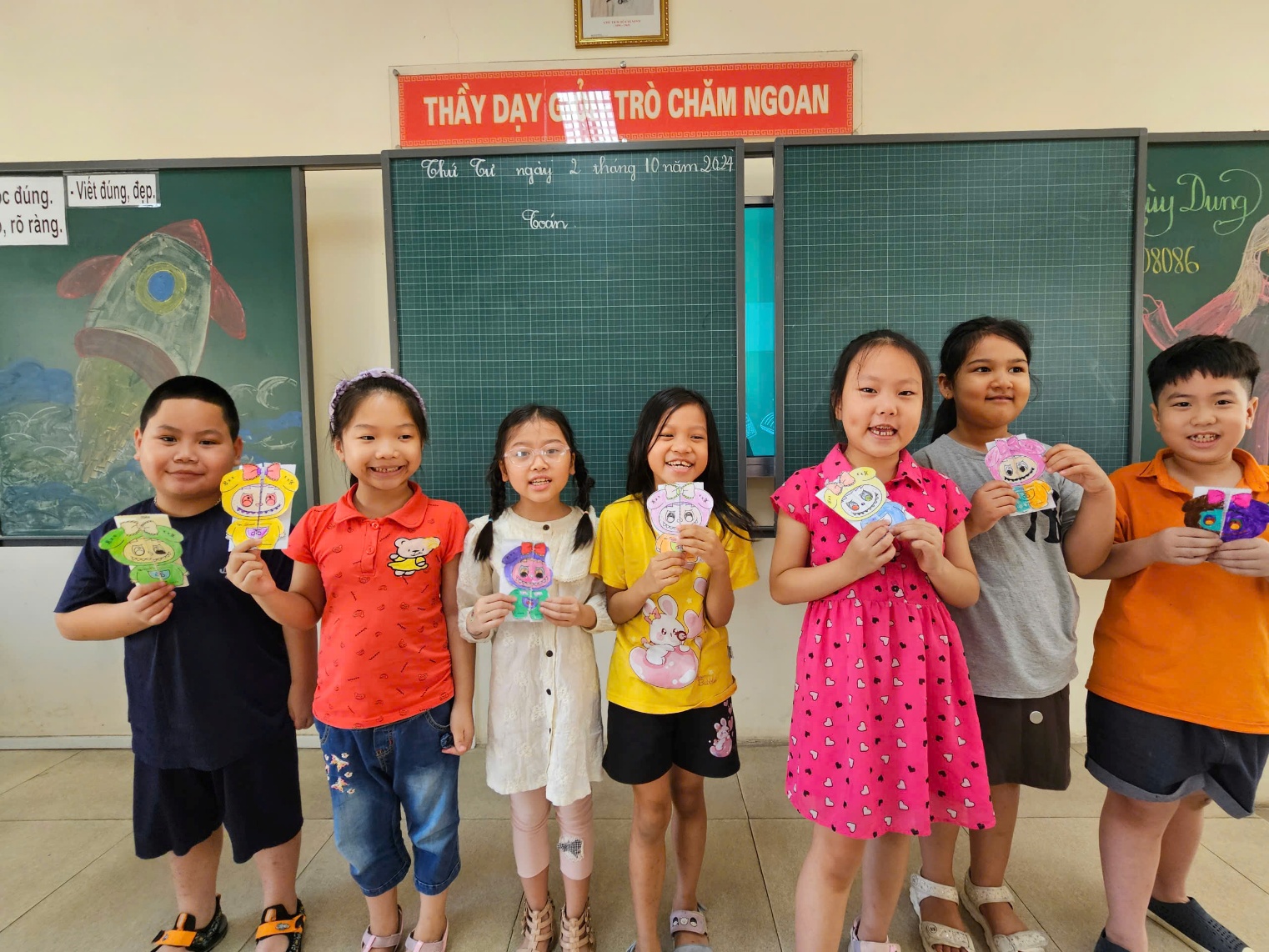 A group of children holding up cards

AI-generated content may be incorrect.