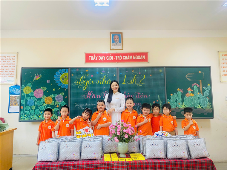 A group of children in orange shirts

AI-generated content may be incorrect.
