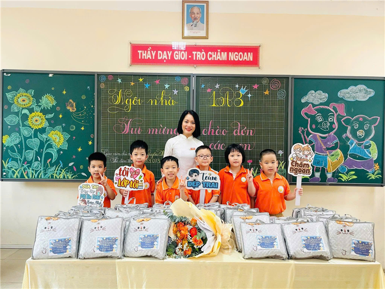 A group of children standing next to a table with food items

AI-generated content may be incorrect.