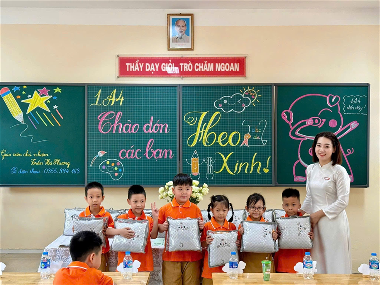 A group of children holding silver pillows in a classroom

AI-generated content may be incorrect.