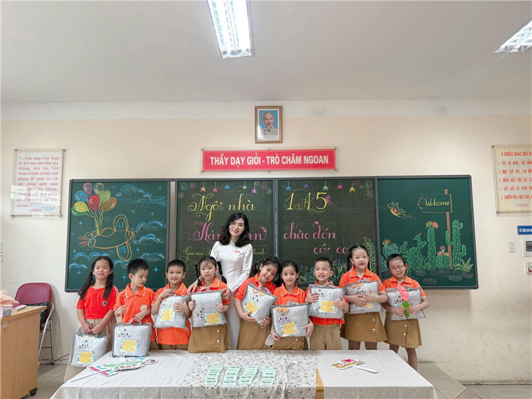 A group of children holding bags in front of a chalkboard

AI-generated content may be incorrect.