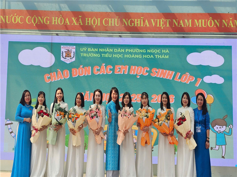 A group of women in white dresses holding flowers

AI-generated content may be incorrect.