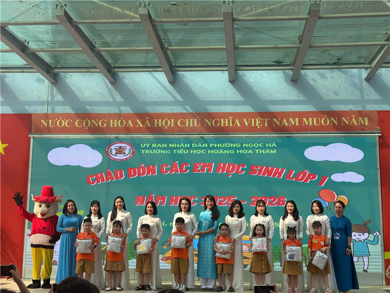 A group of people standing in front of a banner

AI-generated content may be incorrect.