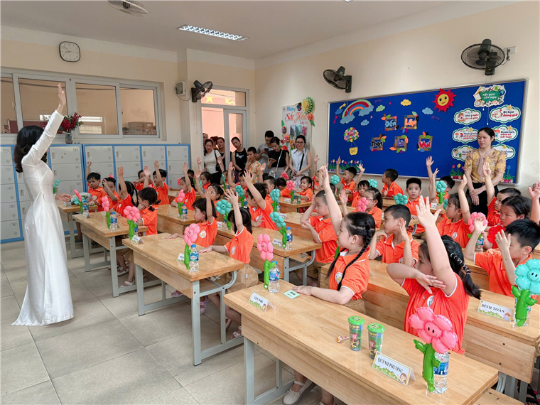 A group of children raising their hands in a classroom

AI-generated content may be incorrect.