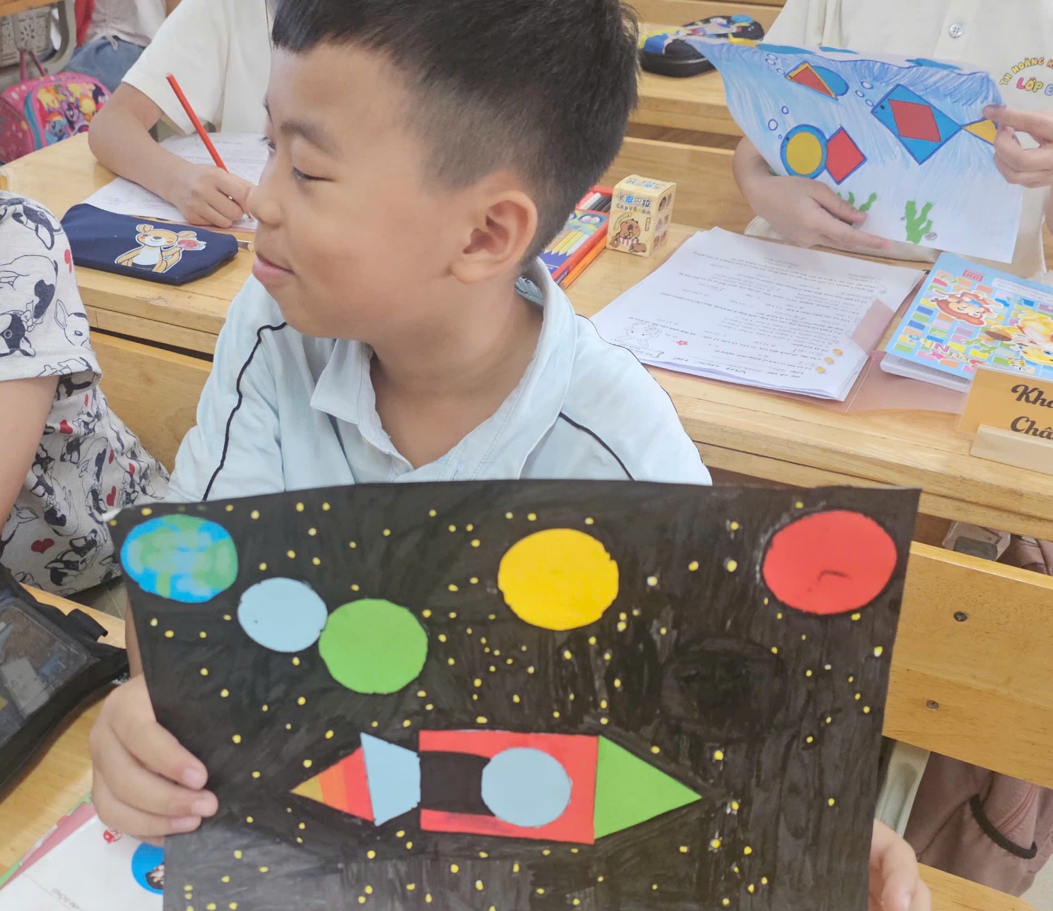 A child holding a piece of art

AI-generated content may be incorrect.