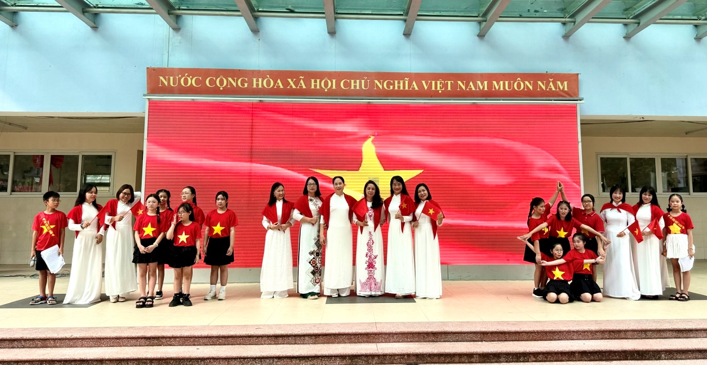 A group of women standing on a stage

AI-generated content may be incorrect.
