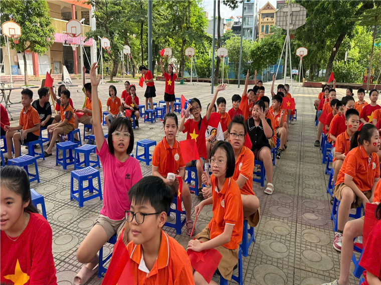A group of children sitting on blue chairs

AI-generated content may be incorrect.