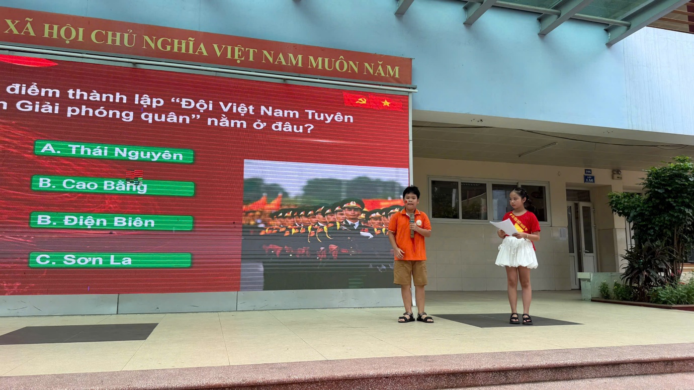 A group of people standing outside a building

AI-generated content may be incorrect.