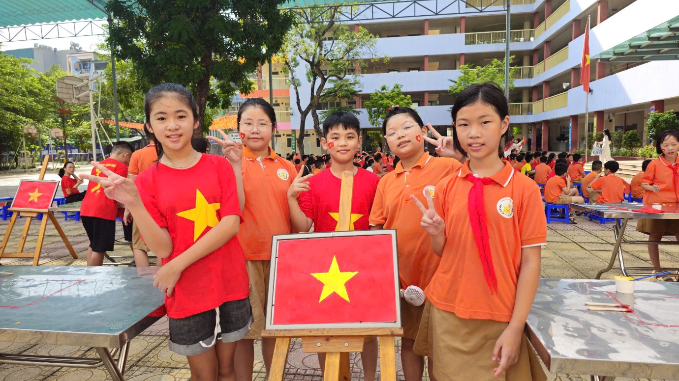 A group of children posing for a picture

AI-generated content may be incorrect.