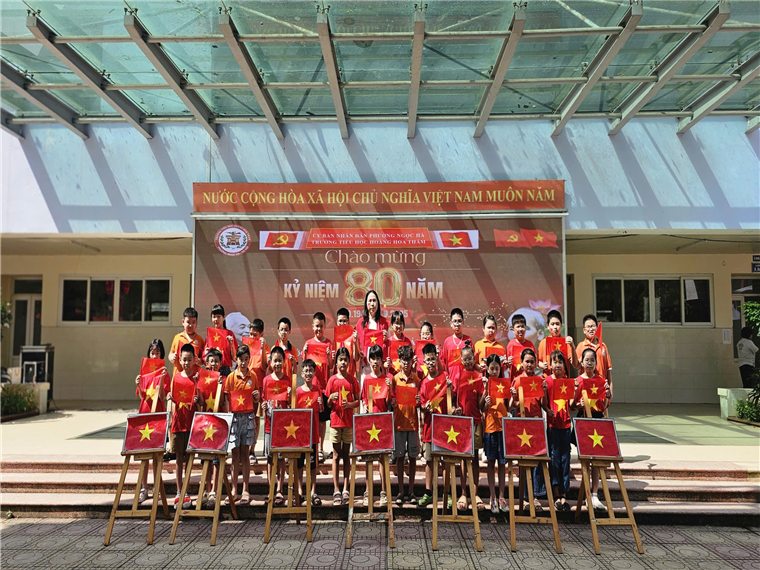 A group of people posing for a photo

AI-generated content may be incorrect.