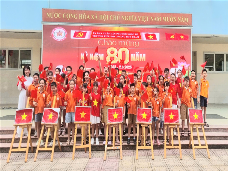 A group of people standing in front of a banner

AI-generated content may be incorrect.