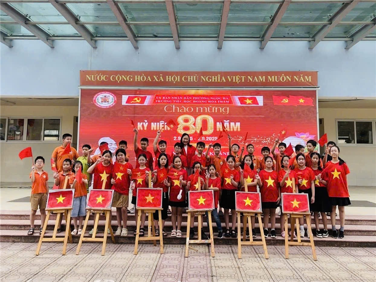 A group of people standing in front of a banner

AI-generated content may be incorrect.