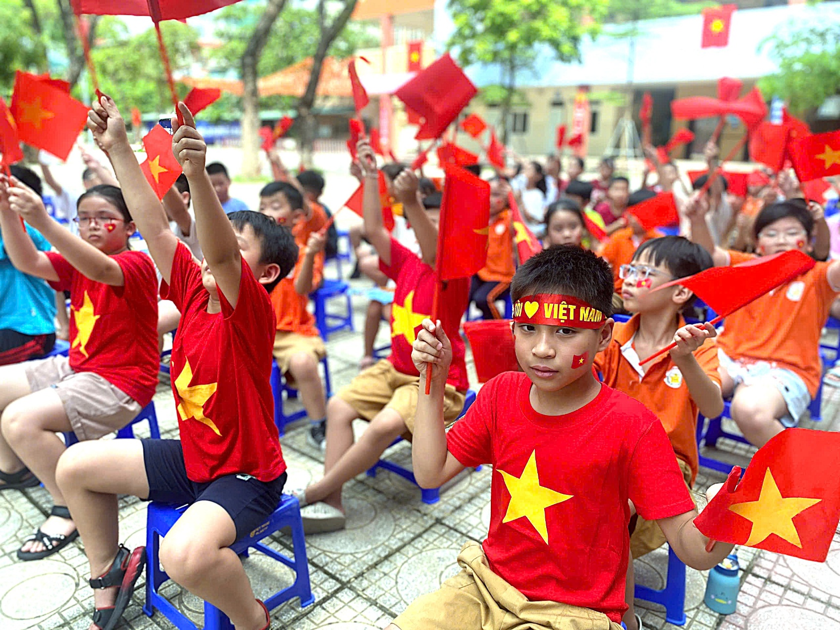 A group of children holding flags

AI-generated content may be incorrect.