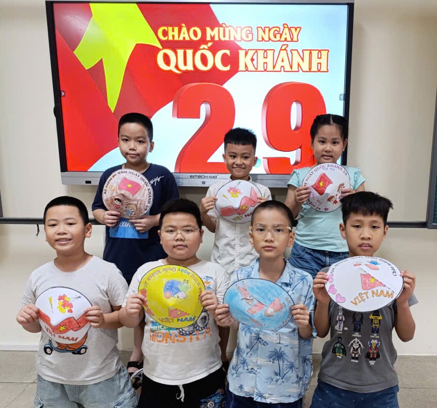A group of children holding signs

AI-generated content may be incorrect.