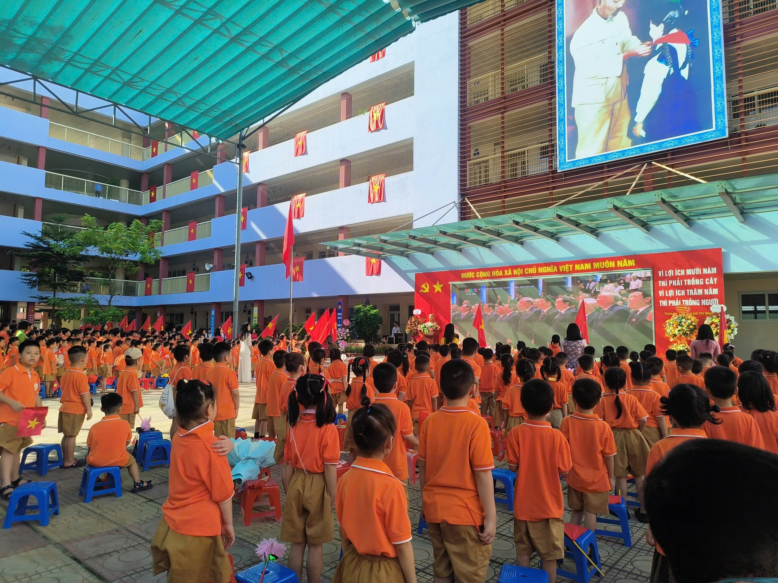 A group of children in orange shirts

AI-generated content may be incorrect.