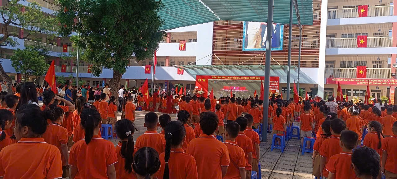 A group of people in orange shirts

AI-generated content may be incorrect.