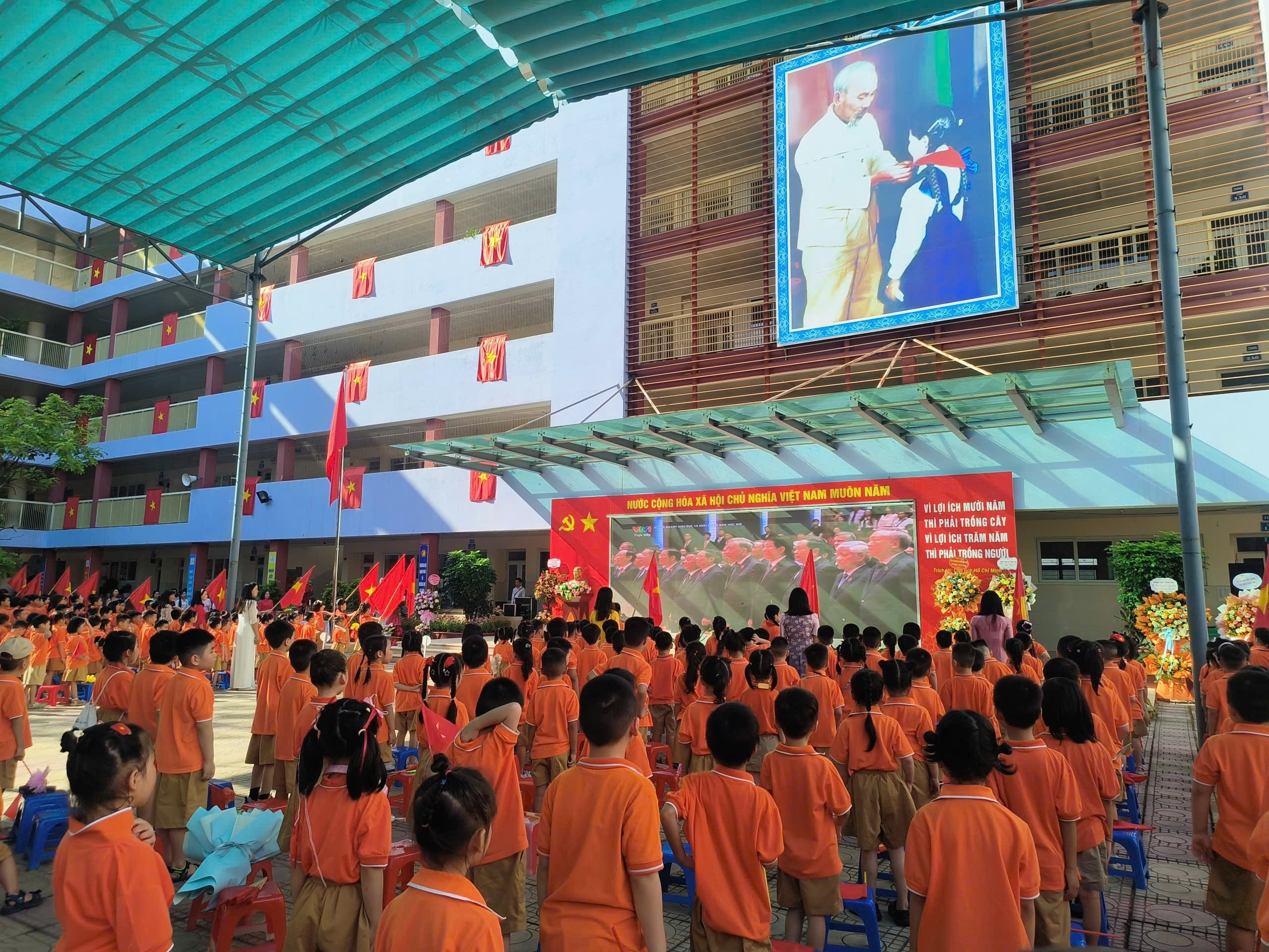 A group of children in orange shirts

AI-generated content may be incorrect.
