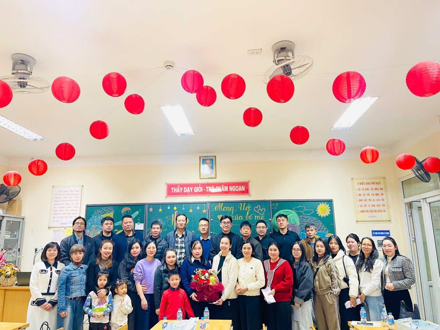 Ảnh có chứa trang phục, tường, trong nhà, người

Nội dung do AI tạo ra có thể không chính xác.