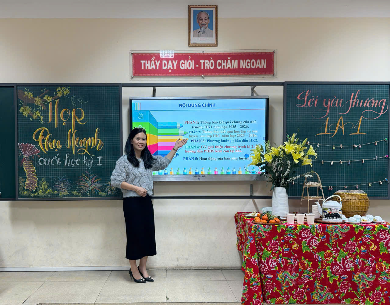 Ảnh có chứa văn bản, trang phục, hoa, trong nhà

Nội dung do AI tạo ra có thể không chính xác.