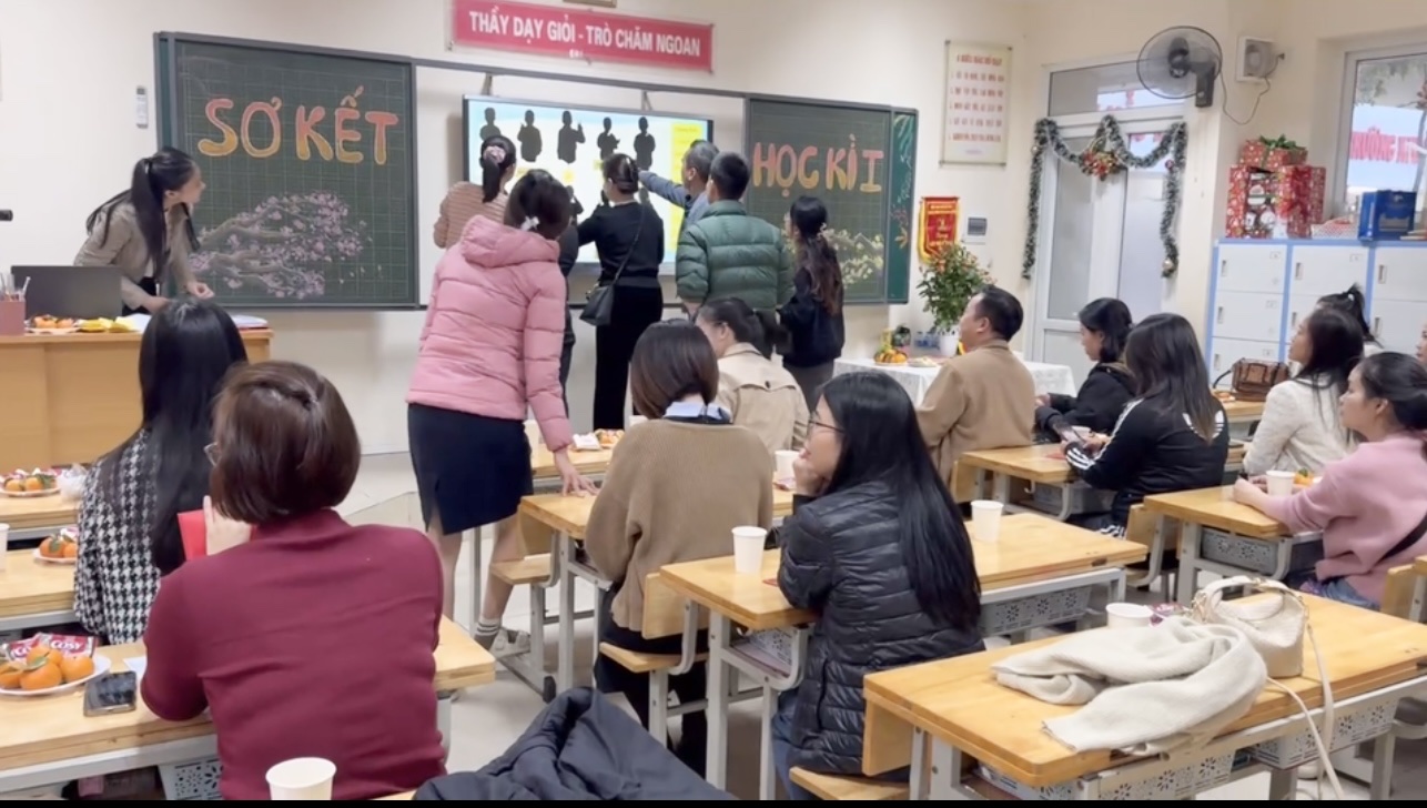 Ảnh có chứa trang phục, người, hiện trường, con người

Nội dung do AI tạo ra có thể không chính xác.