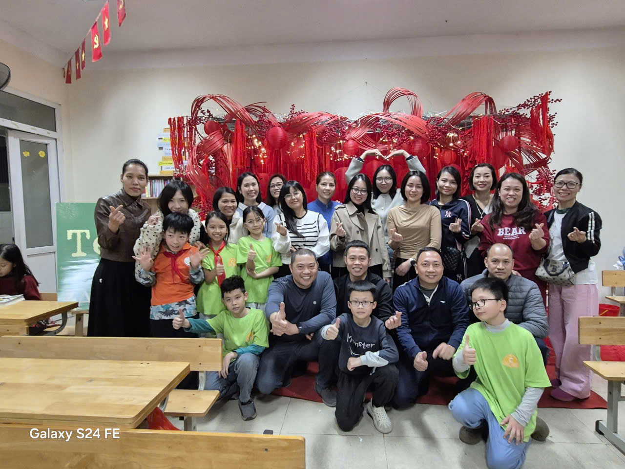 Ảnh có chứa trang phục, trong nhà, người, tường

Nội dung do AI tạo ra có thể không chính xác.