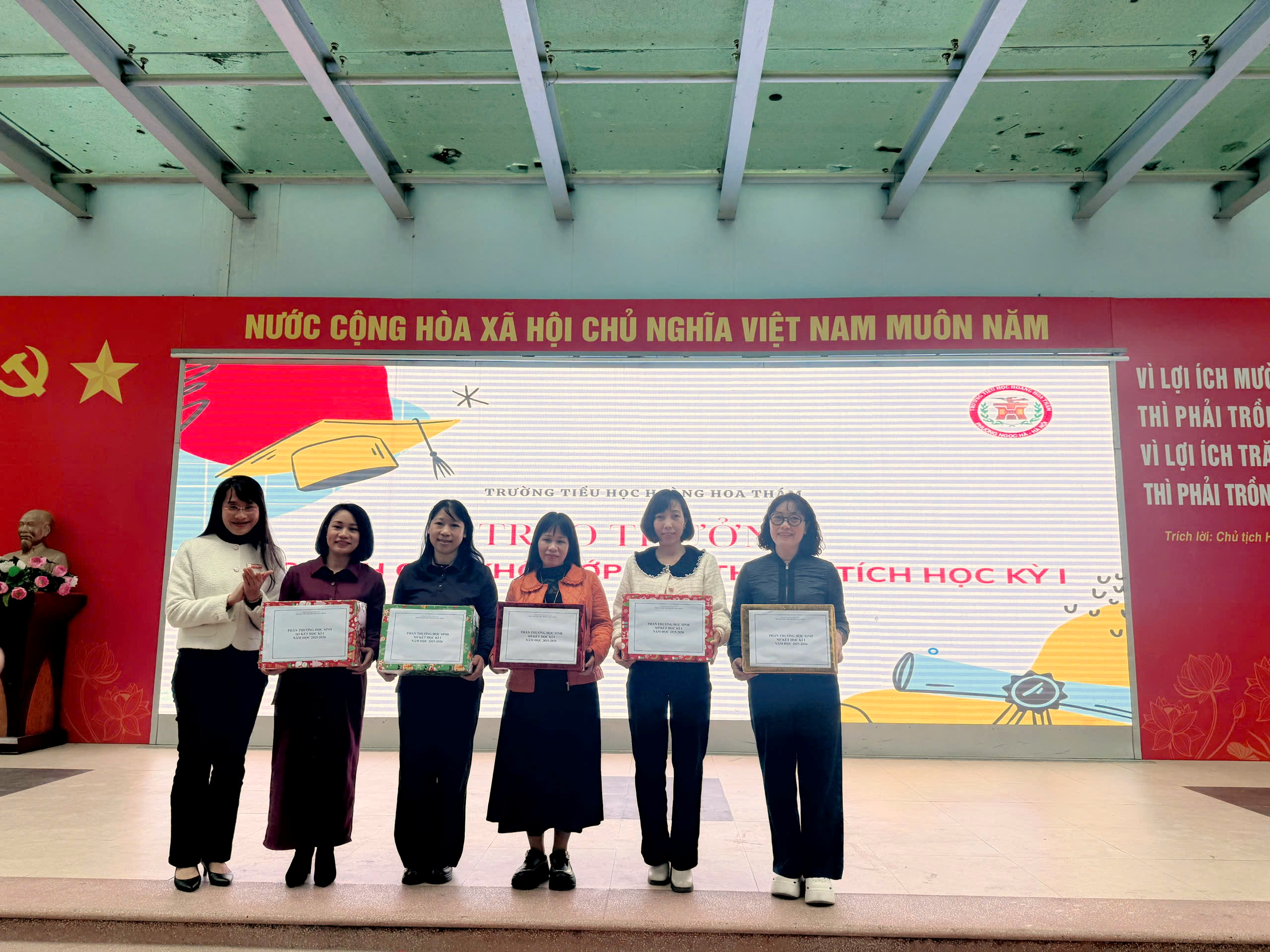 Ảnh có chứa trang phục, văn bản, người, giày dép

Nội dung do AI tạo ra có thể không chính xác.