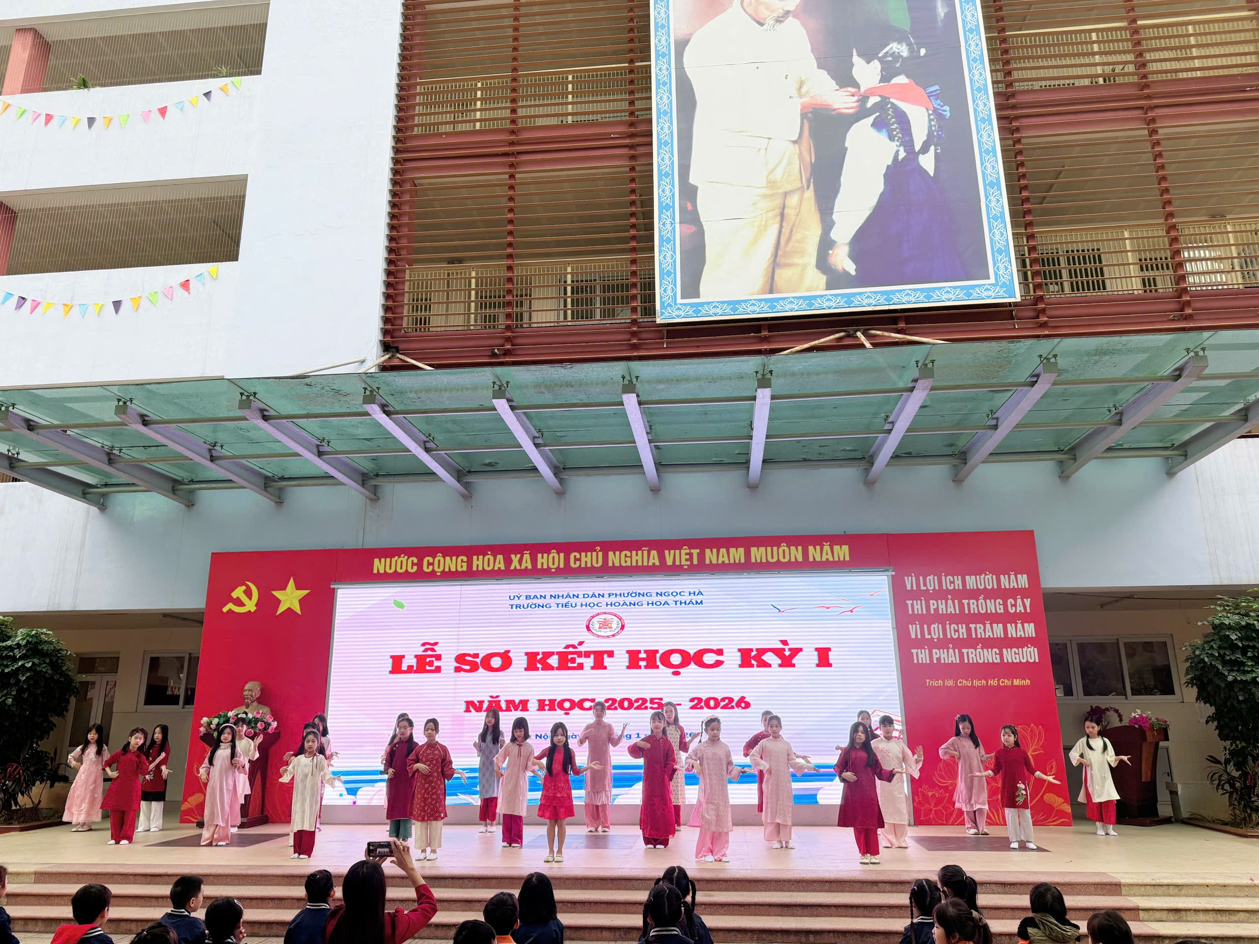 Ảnh có chứa văn bản, Panô quảng cáo, trang phục, biển hiệu

Nội dung do AI tạo ra có thể không chính xác.