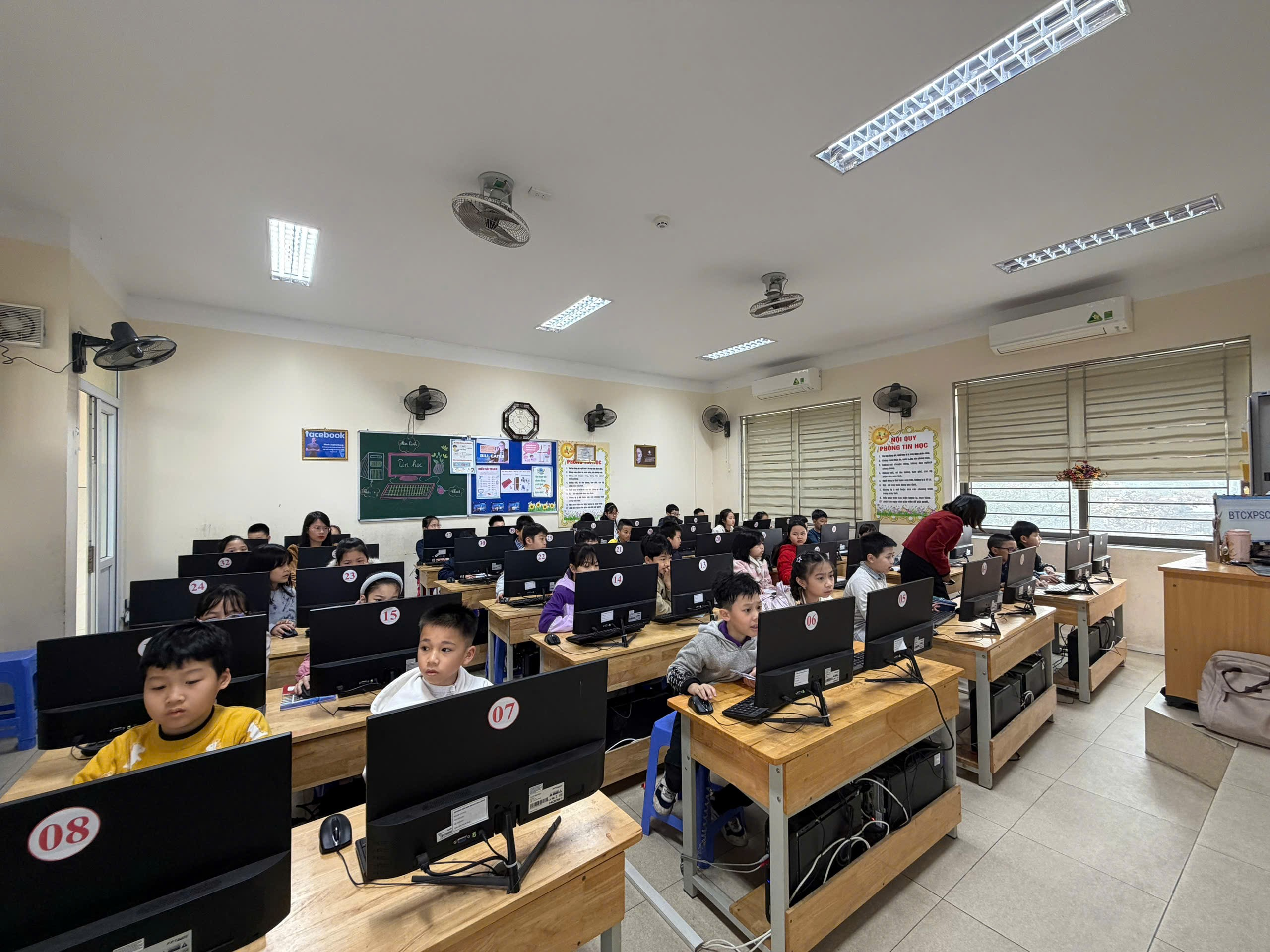 Ảnh có chứa trong nhà, đồ đạc, bàn làm việc, tường

Nội dung do AI tạo ra có thể không chính xác.