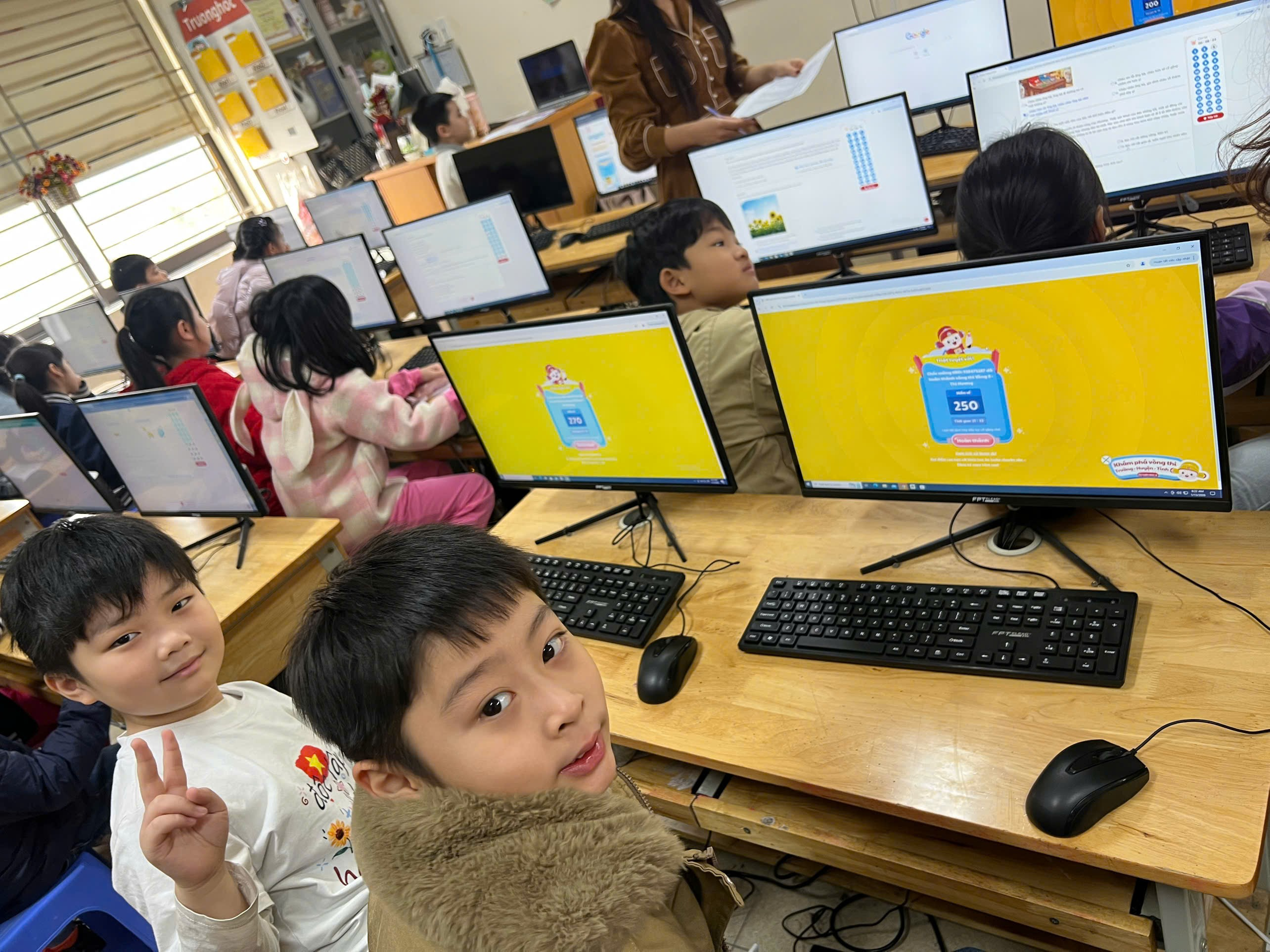 Ảnh có chứa trong nhà, trang phục, người, Mặt người

Nội dung do AI tạo ra có thể không chính xác.