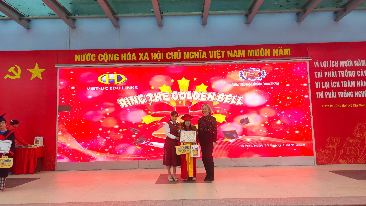 Ảnh có chứa văn bản, người, Quảng cáo, tường

Nội dung do AI tạo ra có thể không chính xác.