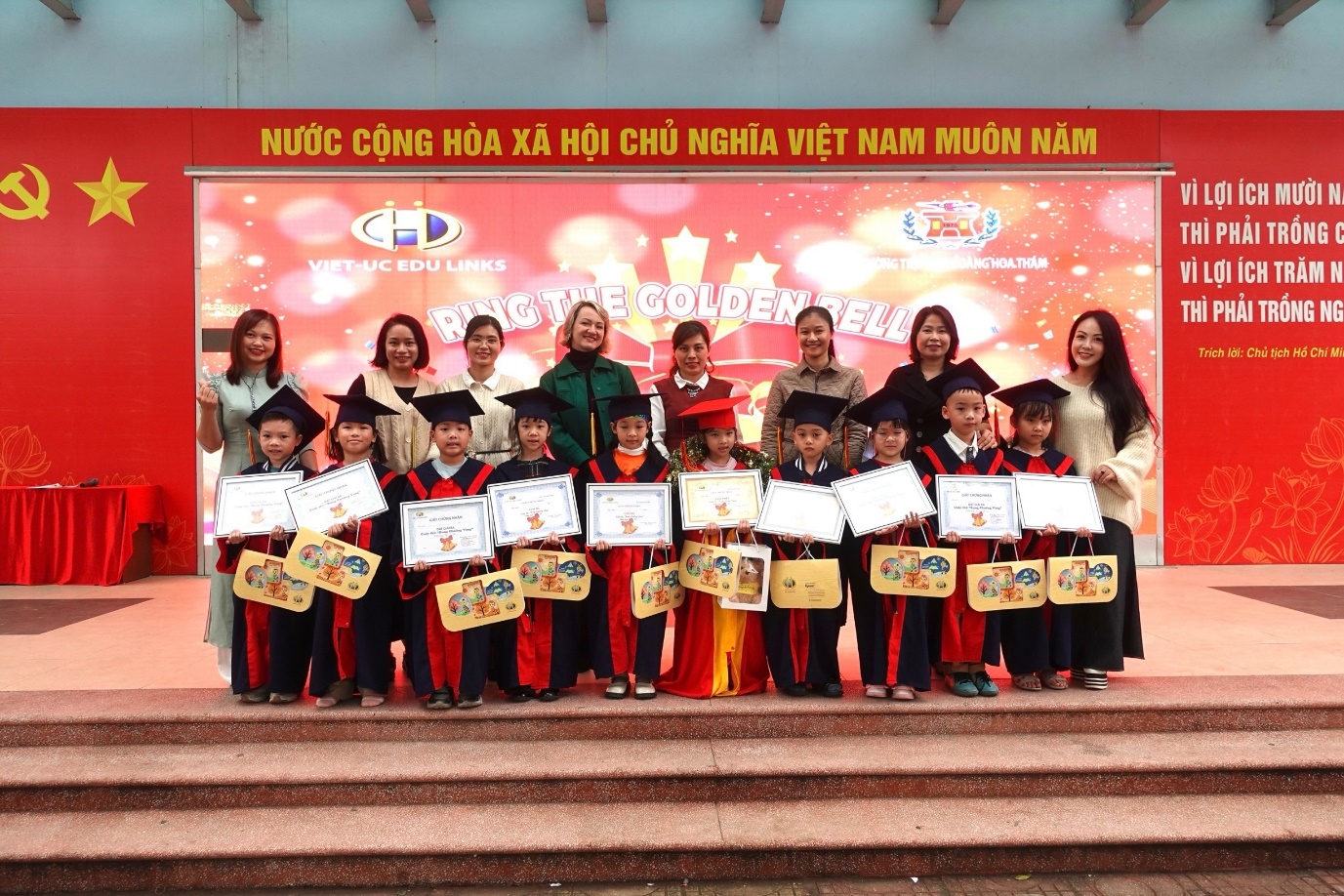 Ảnh có chứa trang phục, văn bản, người, nhóm

Nội dung do AI tạo ra có thể không chính xác.