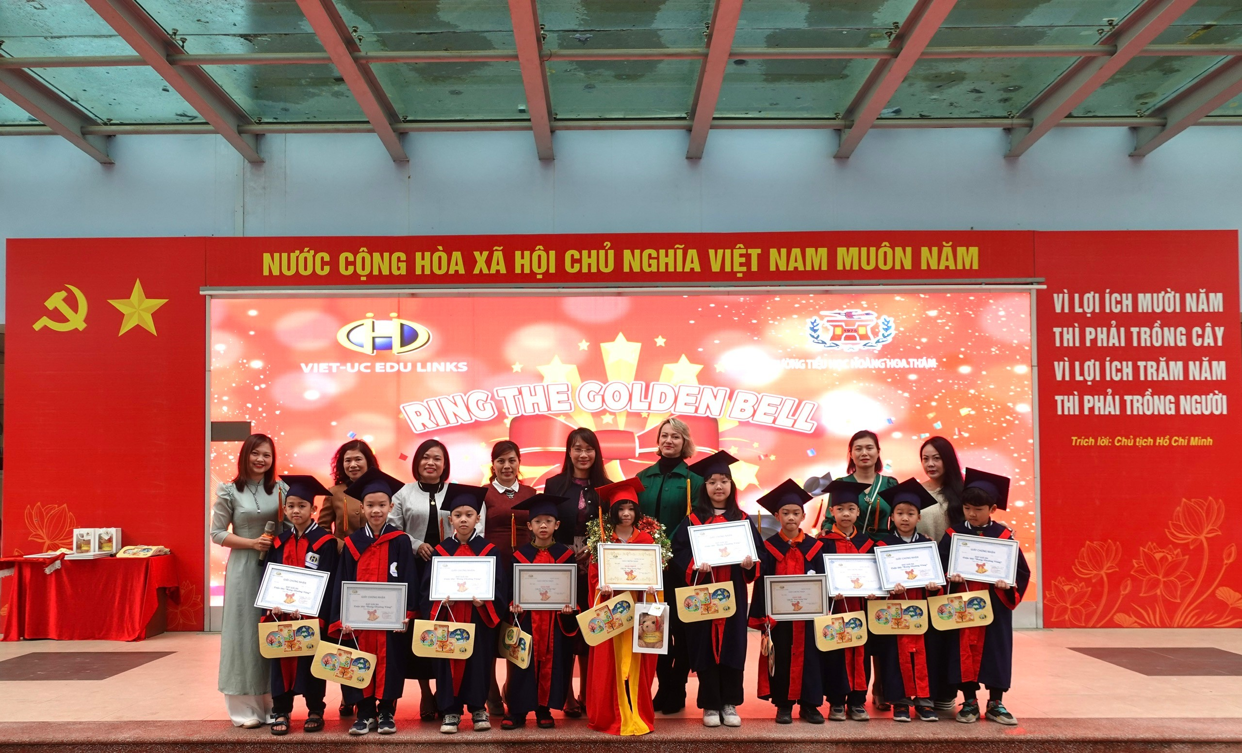 Ảnh có chứa văn bản, trang phục, người, nhóm

Nội dung do AI tạo ra có thể không chính xác.