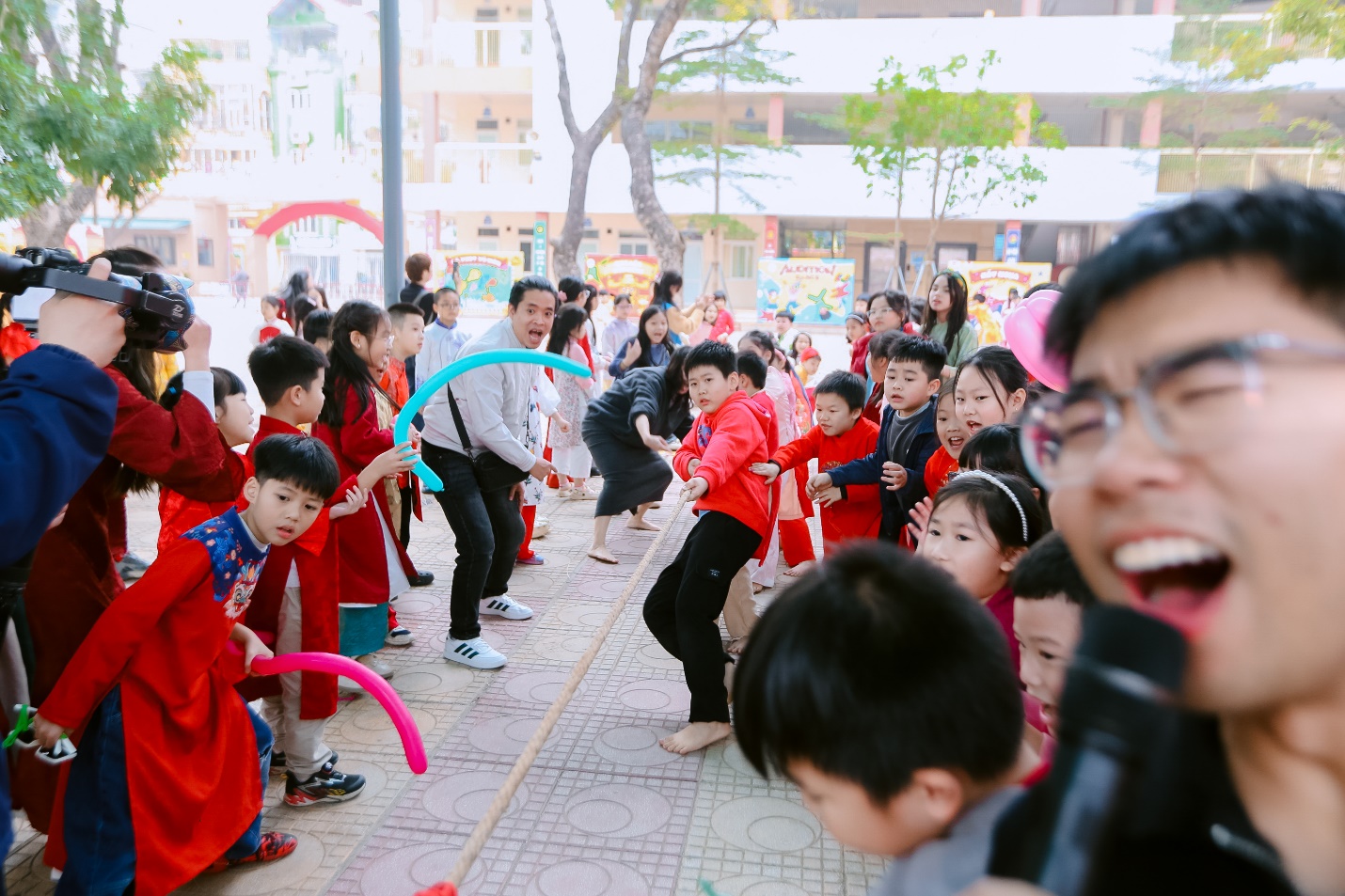 Ảnh có chứa trang phục, người, Mặt người, cô gái

Nội dung do AI tạo ra có thể không chính xác.