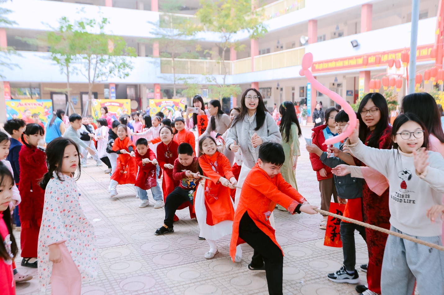 Ảnh có chứa trang phục, người, Khiêu vũ, giày dép

Nội dung do AI tạo ra có thể không chính xác.