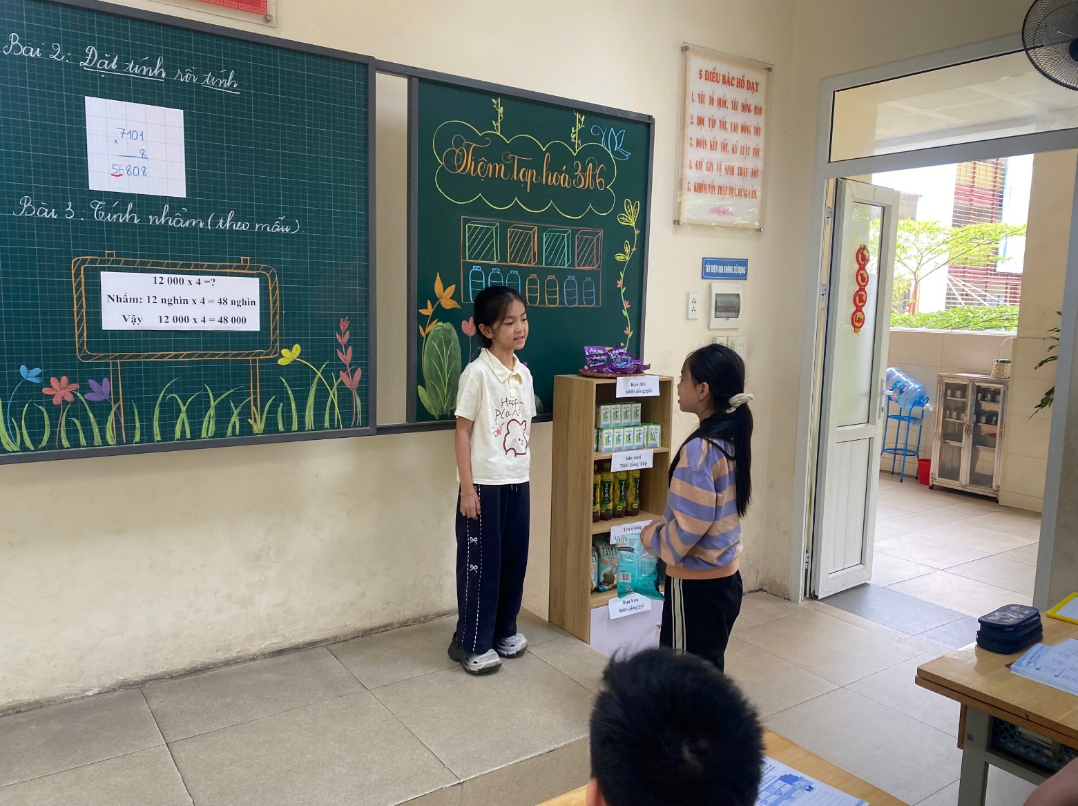 A group of kids standing in a classroom
AI-generated content may be incorrect.