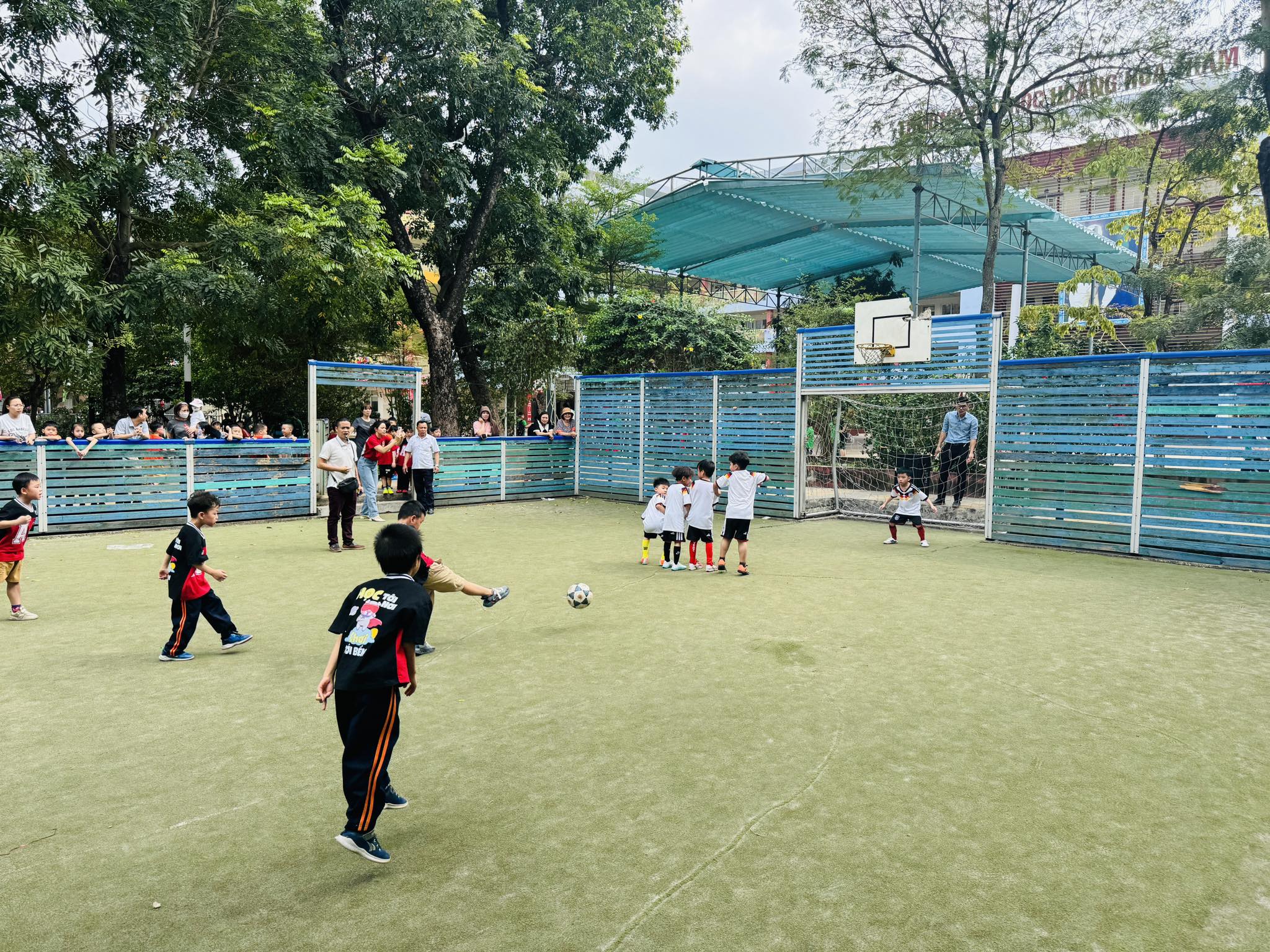 Có thể là hình ảnh về bóng chuyền, bóng đá và bóng đá