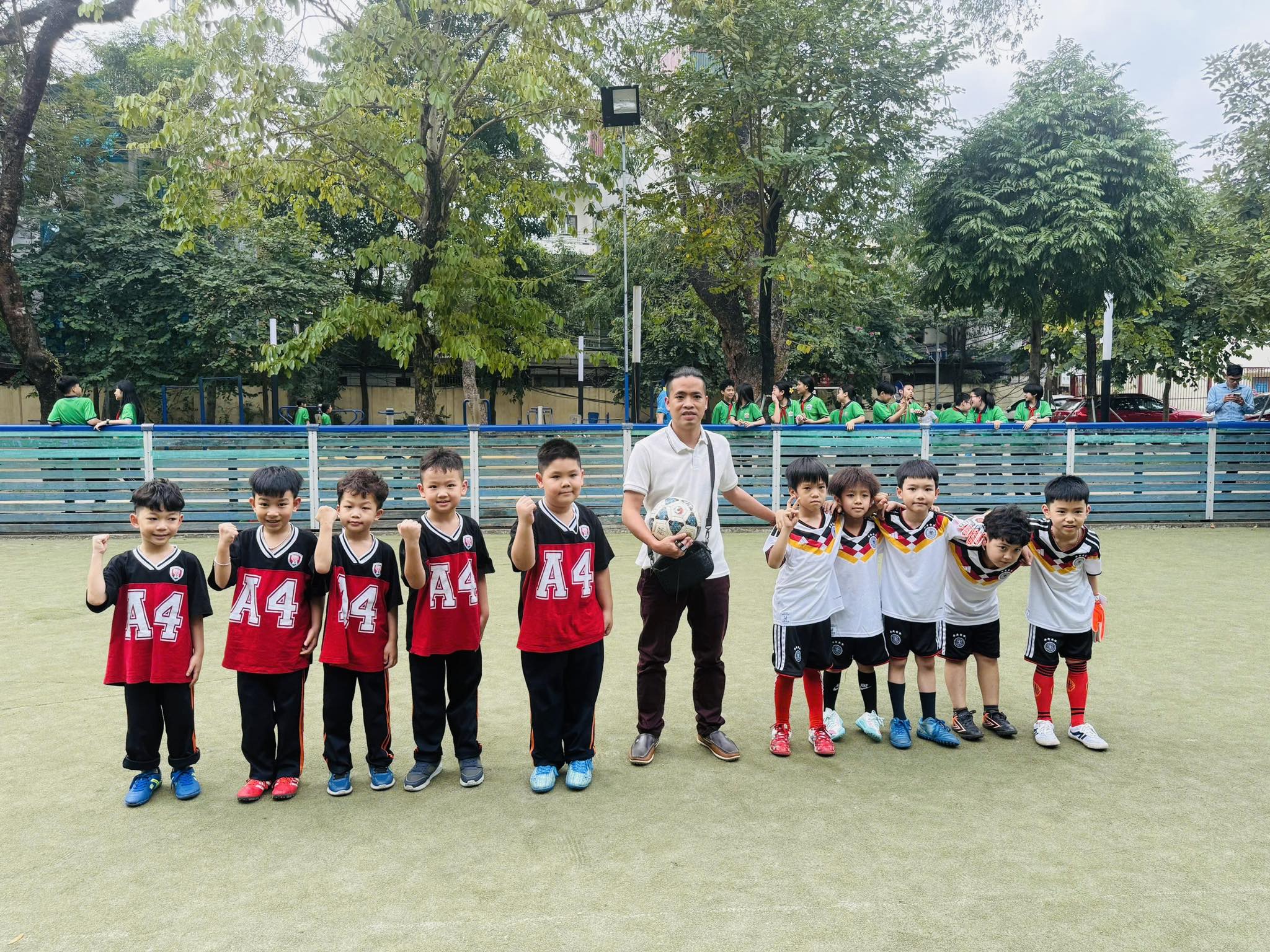 Có thể là hình ảnh về bóng đá và bóng đá