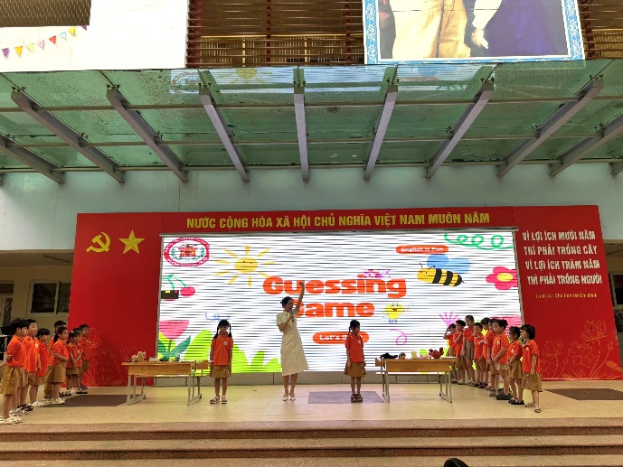 A group of children on a stage

Description automatically generated