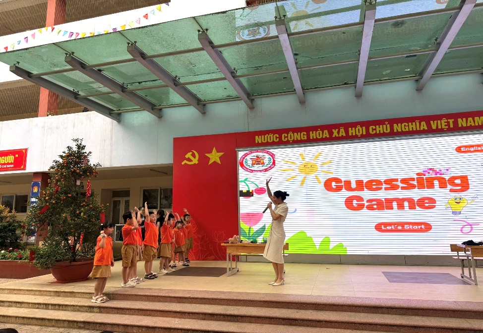 A group of children standing on steps

Description automatically generated