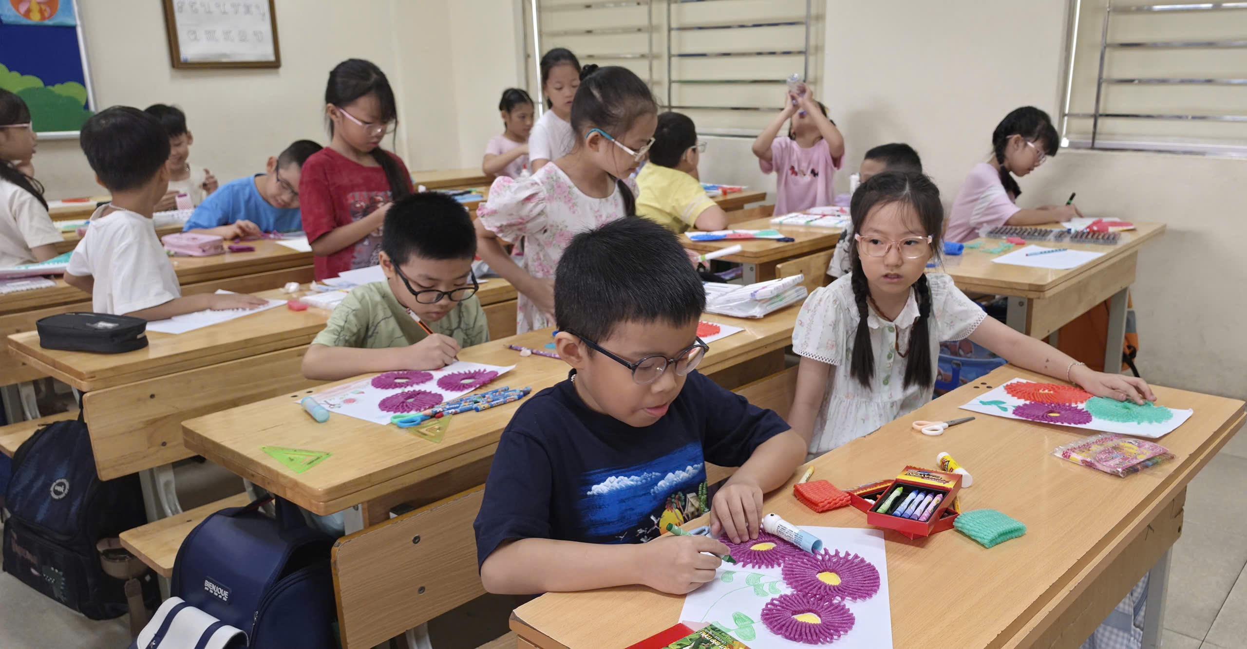 A group of children in a classroom

AI-generated content may be incorrect.