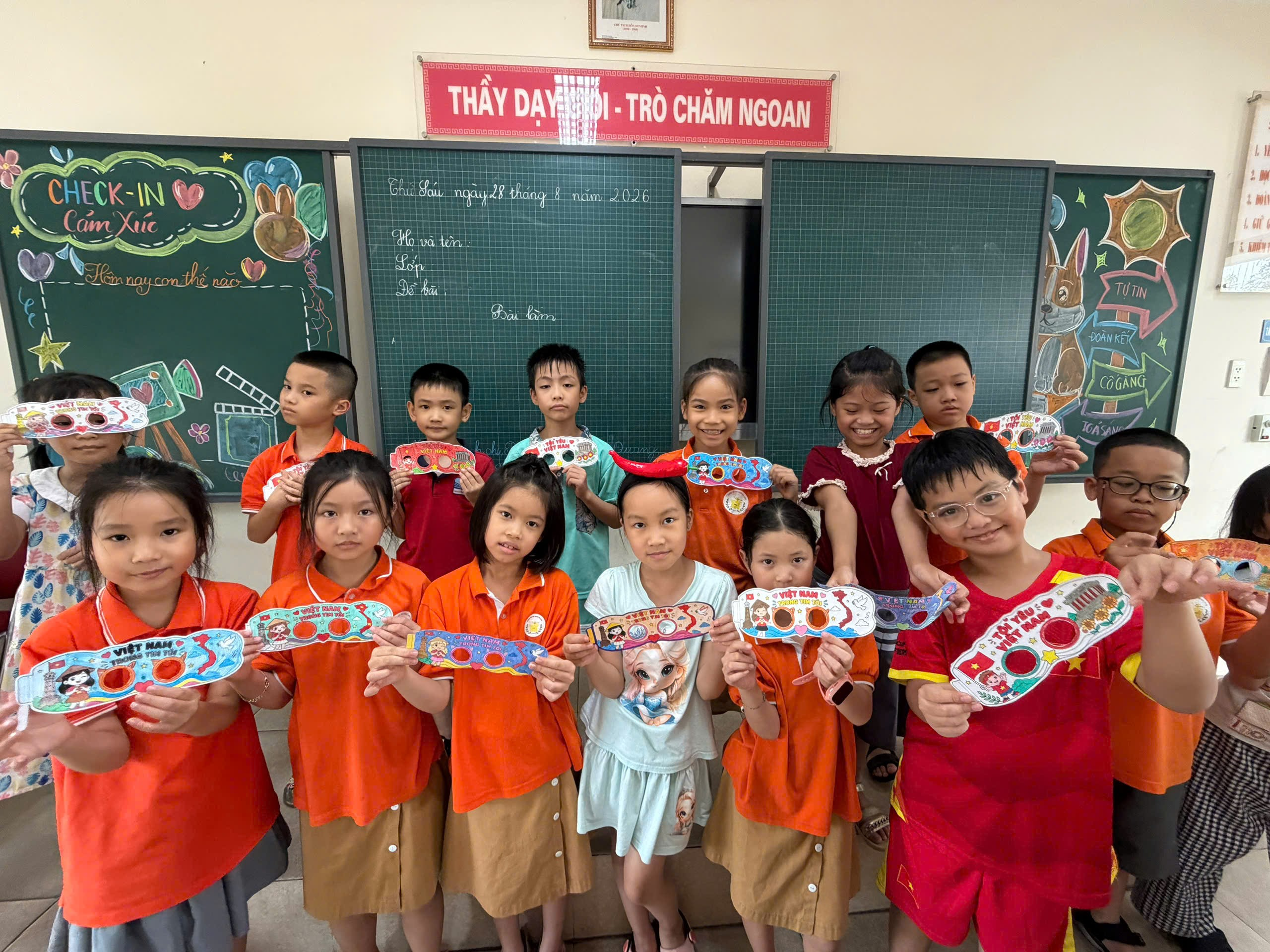 A group of children holding up paper

AI-generated content may be incorrect.