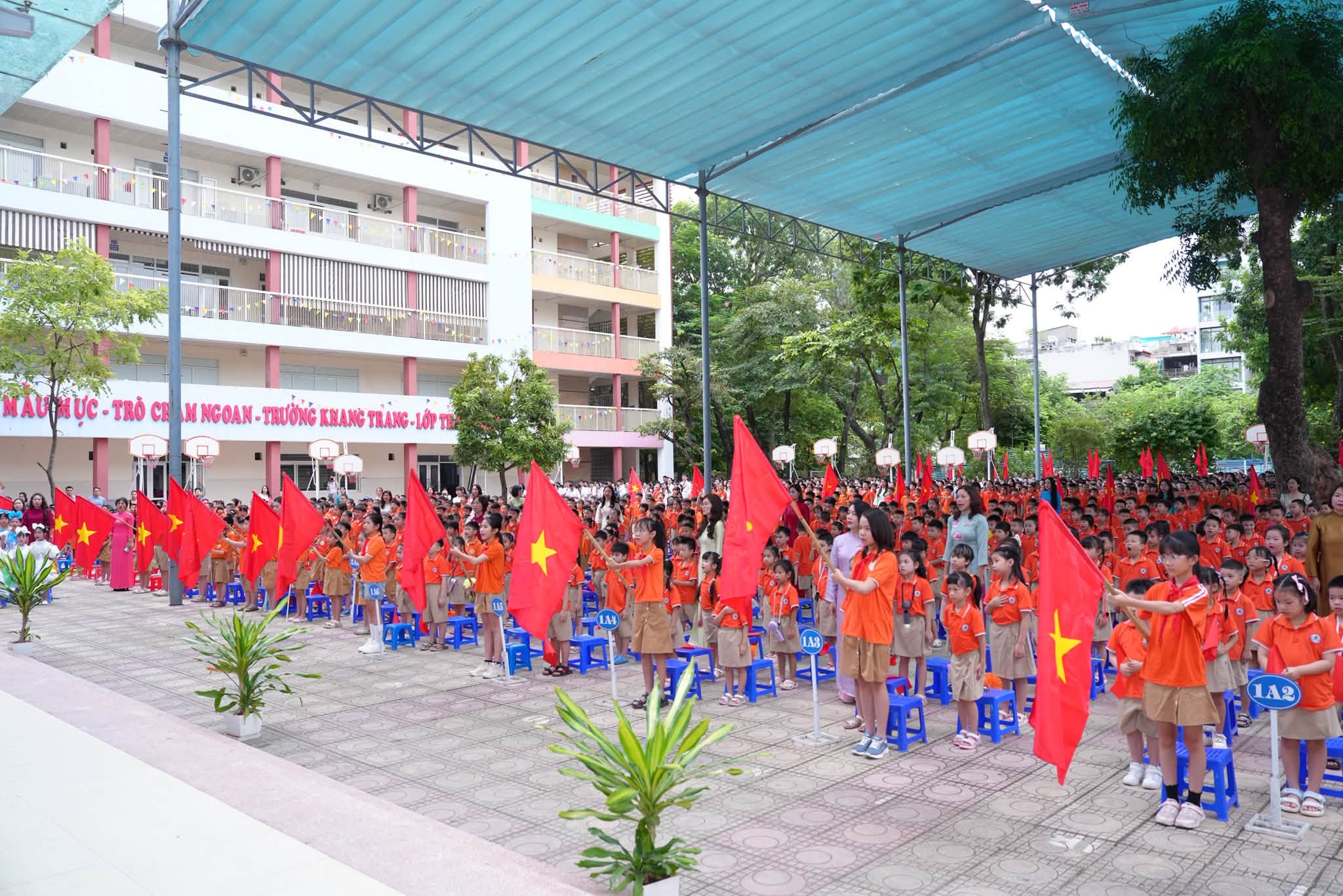 Có thể là hình ảnh về một hoặc nhiều người và văn bản