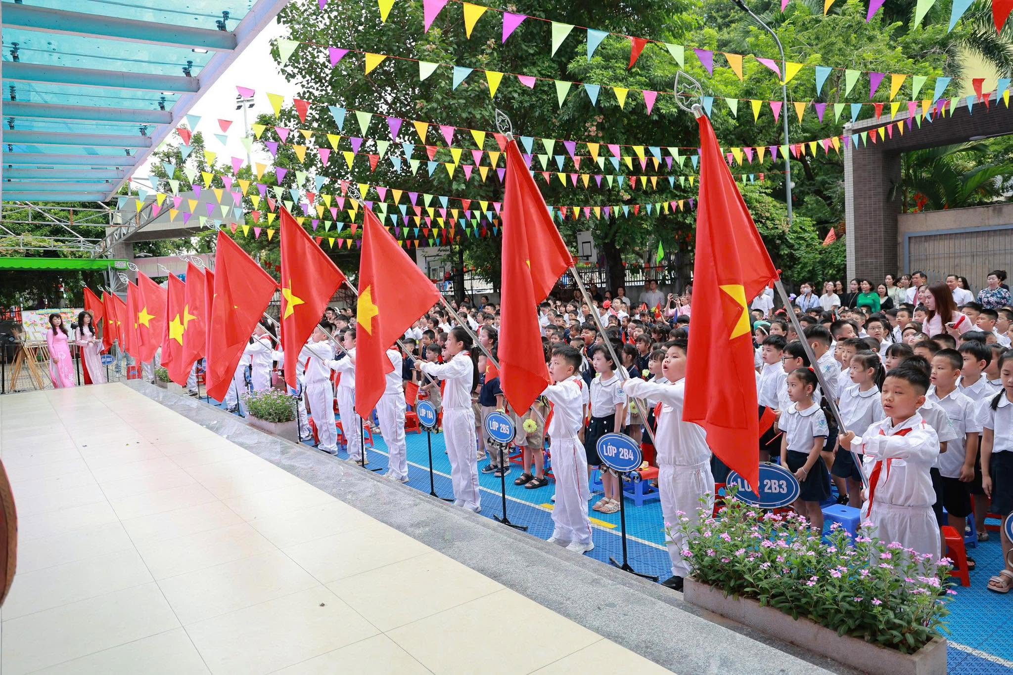 Có thể là hình ảnh về một hoặc nhiều người và văn bản