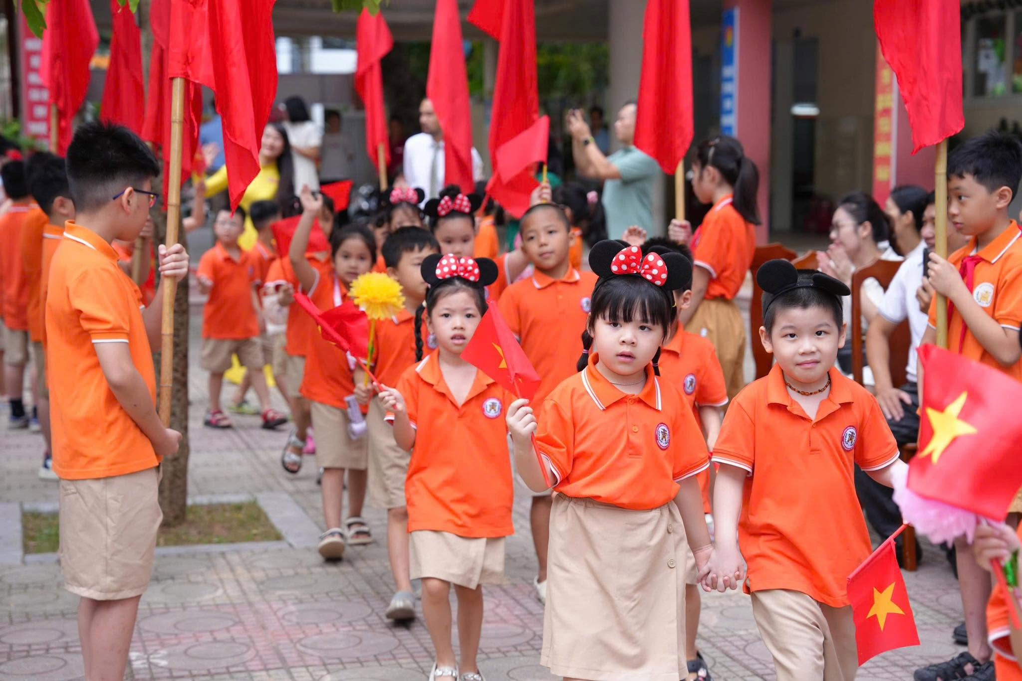 Có thể là hình ảnh về trẻ em và văn bản