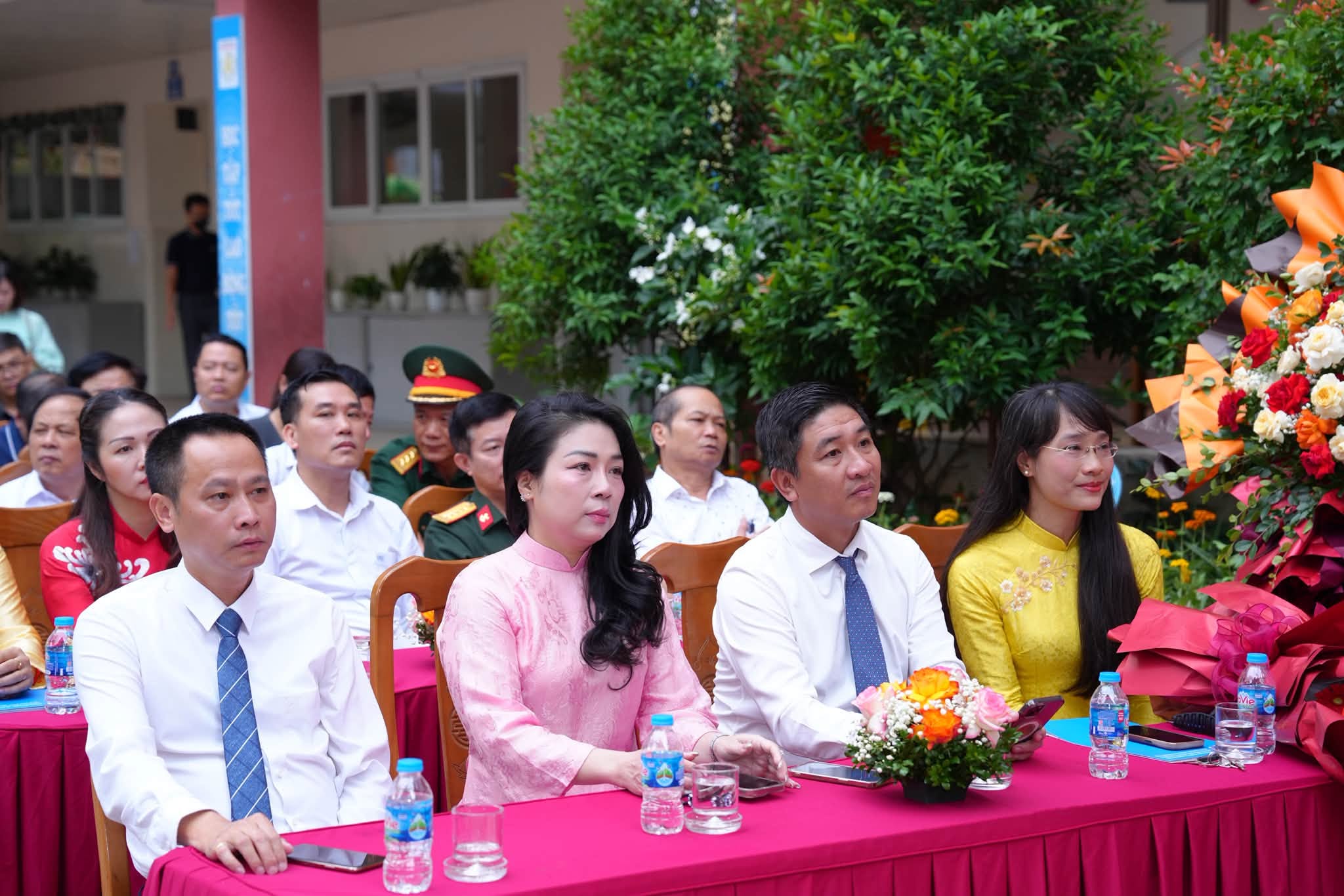 Có thể là hình ảnh về một hoặc nhiều người và văn bản