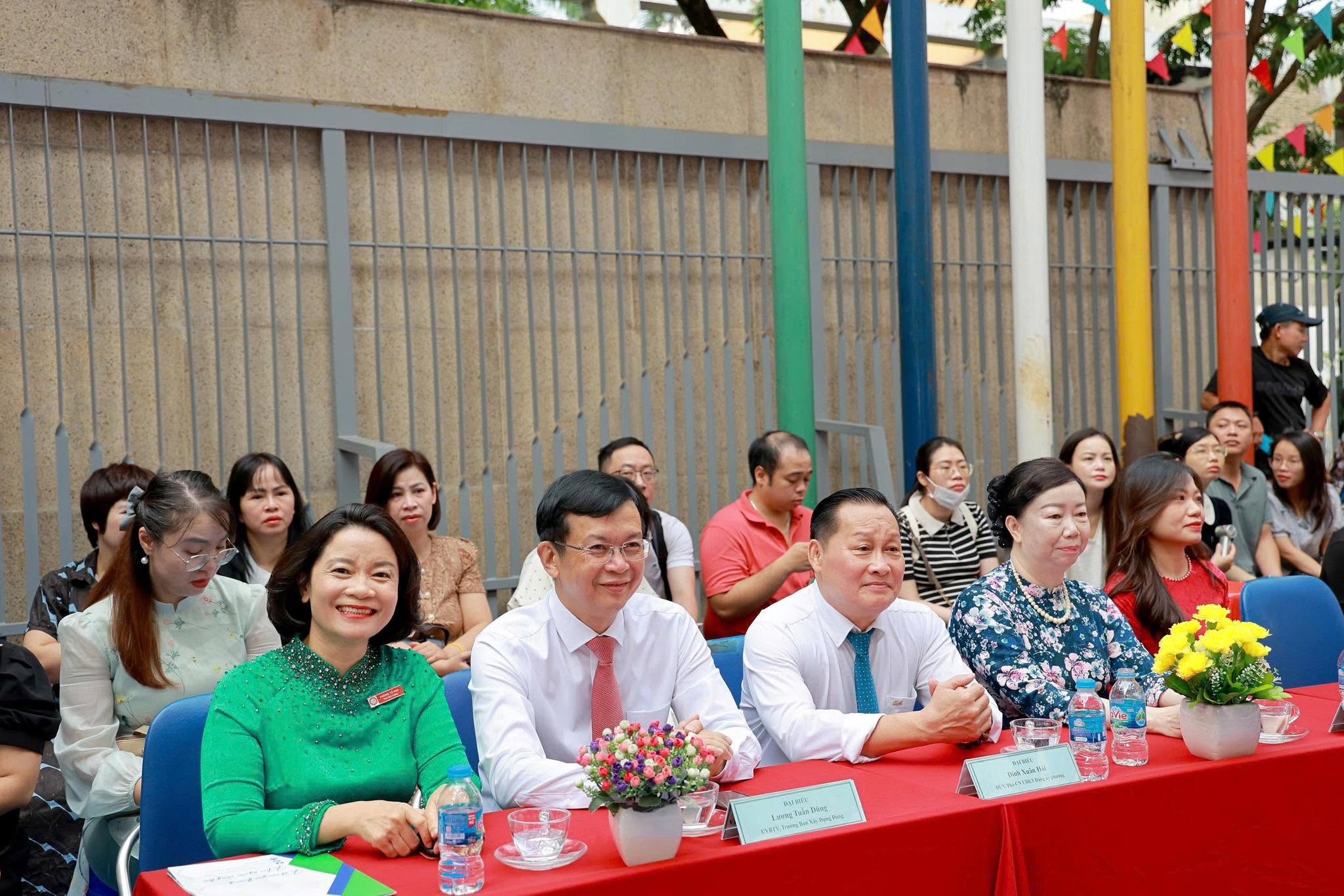 Có thể là hình ảnh về một hoặc nhiều người và văn bản