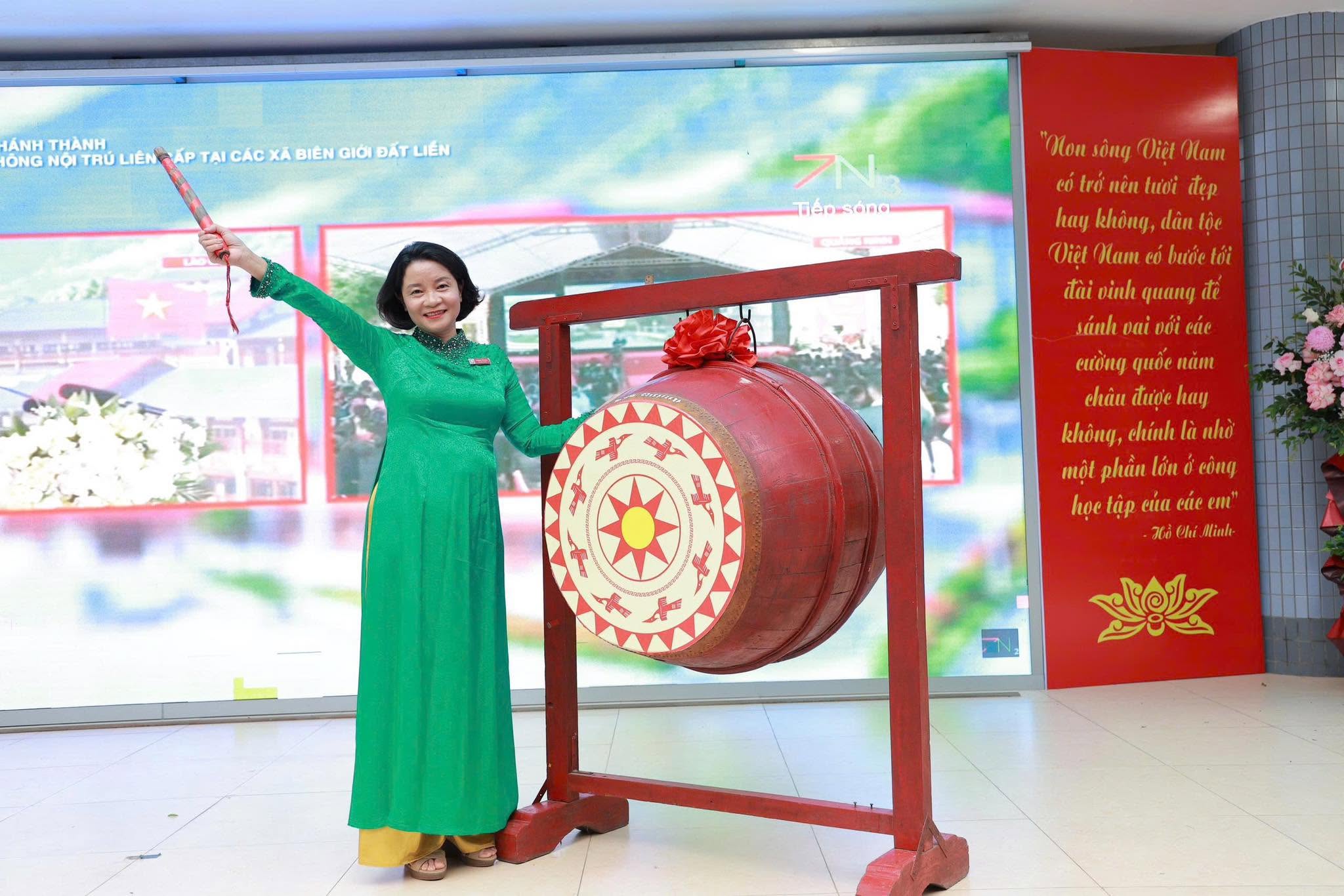 Có thể là hình ảnh về đồng hồ tủ, cái bục và văn bản