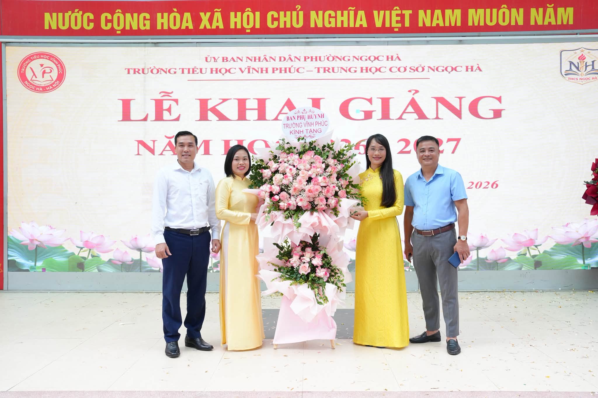 Có thể là hình ảnh về hoa và văn bản cho biết 'AR OHOE MROCHA NƯỚC CỘNG HÒA XÃ HÔI CHỦ NGHĨA VIỆT NAM MUÔN NĂM ÚY BAN NHÂN DÂN PHƯỜNG NGỌC HÀ TRƯỜNG TIÊU HỌC VĨNH PHÚC -TRUNG HỌC COSONGỌC σξ NGỌC HÀ LỄ KHAT NHPHÚC PHUC PHA HUYNHI GIẢNG TATEE TRƯONG KÍNH TANG NAMHO NĂ 267 2 2026'
